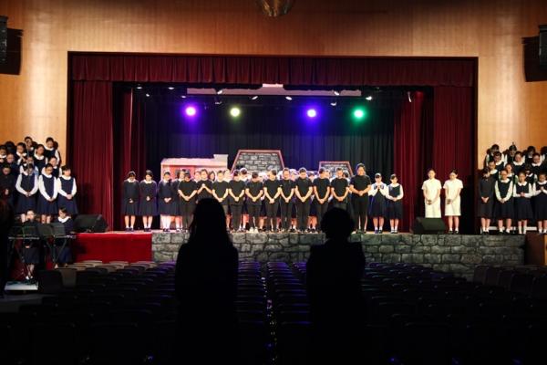 Prayer before the show	